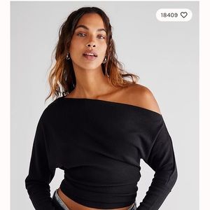 Free People Fiji off shoulder top withThumb holes. New with tags.